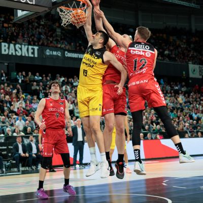 Shermadini machaca la canasta de Bilbao. (ACB PHOTO)