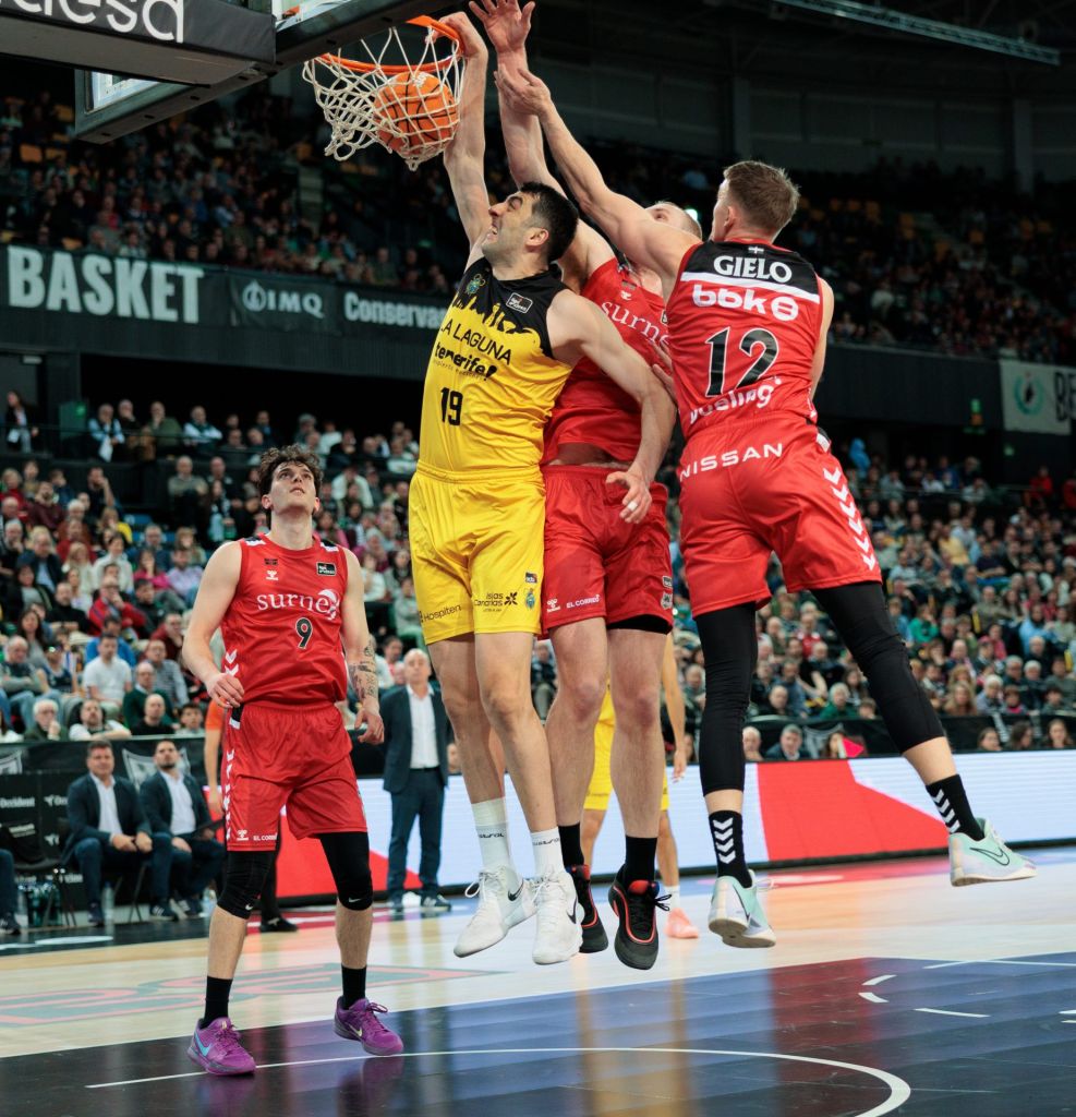 Shermadini machaca la canasta de Bilbao. (ACB PHOTO)