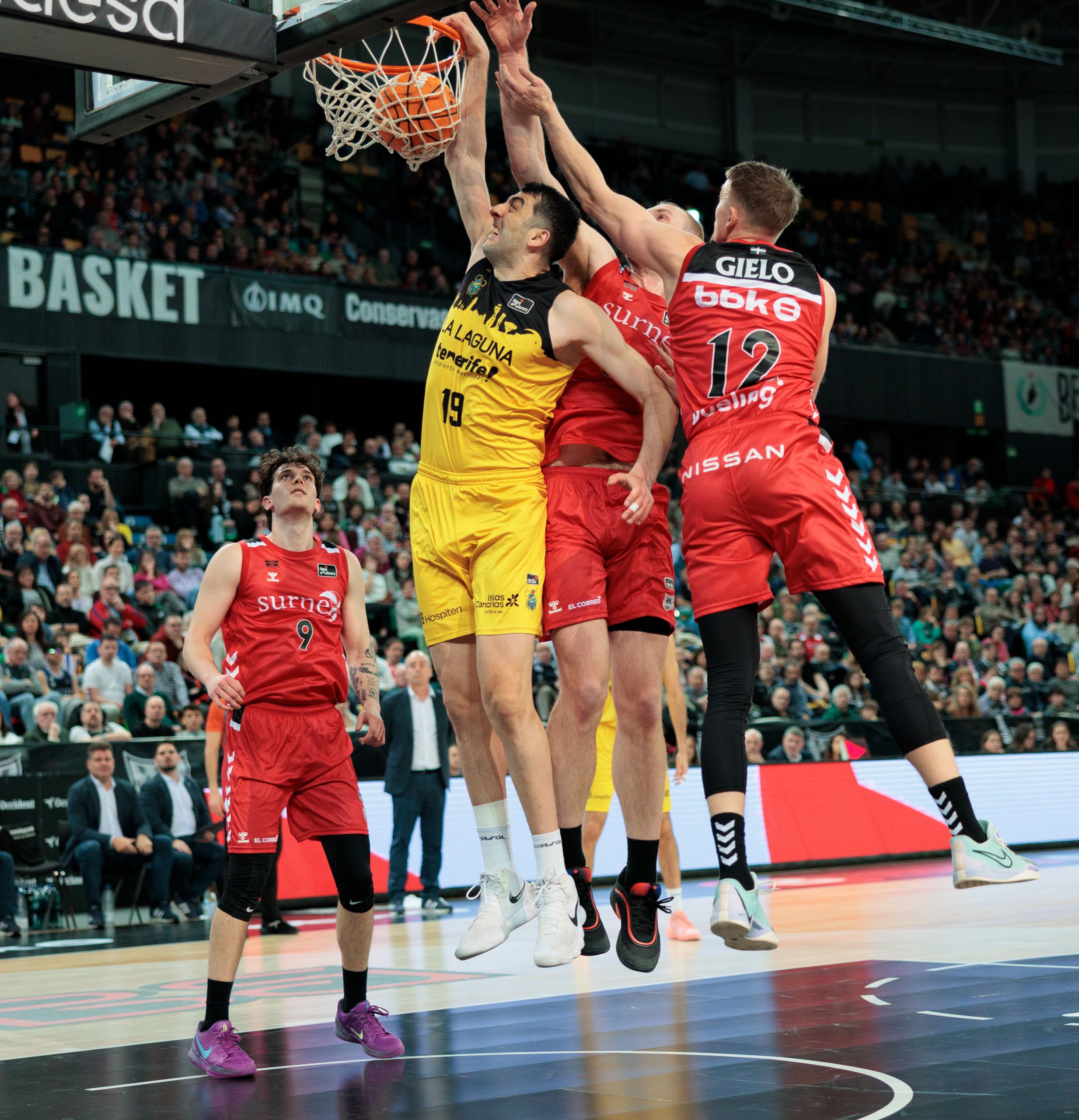 Shermadini machaca la canasta de Bilbao. (ACB PHOTO)