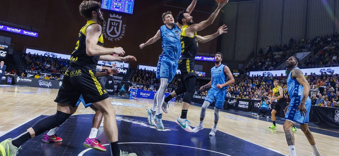 Entrada a canasta de Lluís Costa (ACB Media)