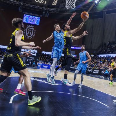 Entrada a canasta de Lluís Costa (ACB Media)