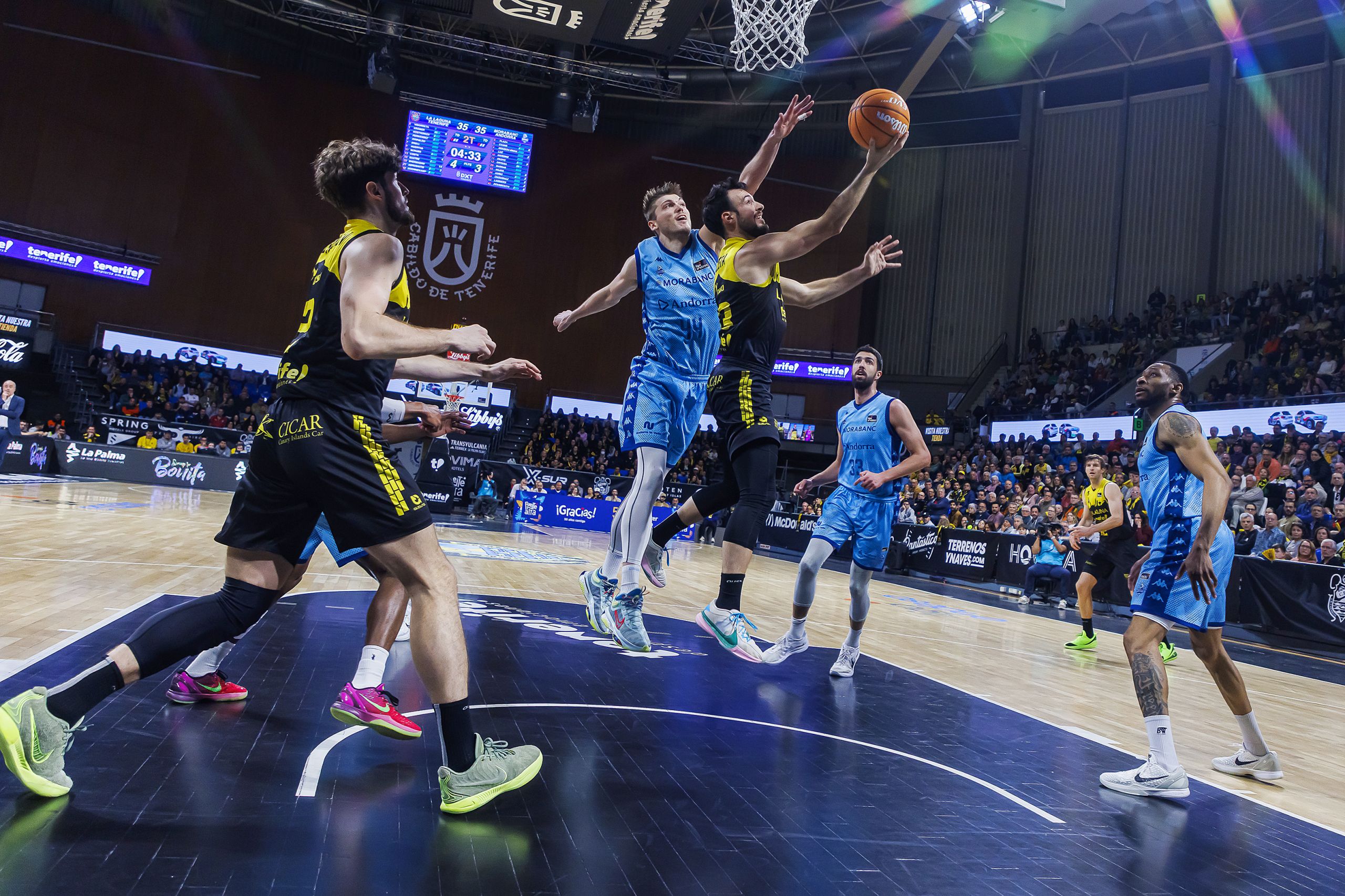 Entrada a canasta de Lluís Costa (ACB Media)