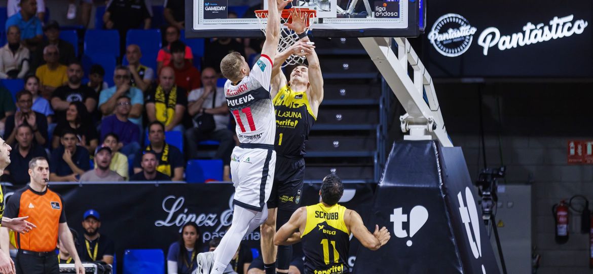 David Krämer en acción defensiva (acb Photo / Emilio Cobos)|Abromaitis en un lance del juego (acb Photo / Emilio Cobos)