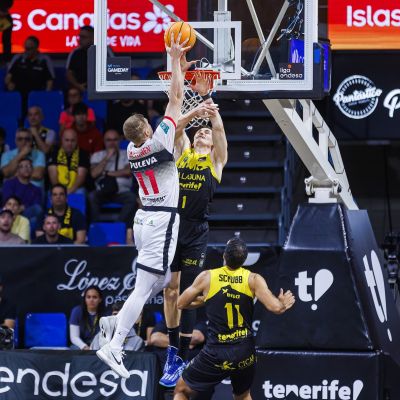David Krämer en acción defensiva (acb Photo / Emilio Cobos)|Abromaitis en un lance del juego (acb Photo / Emilio Cobos)