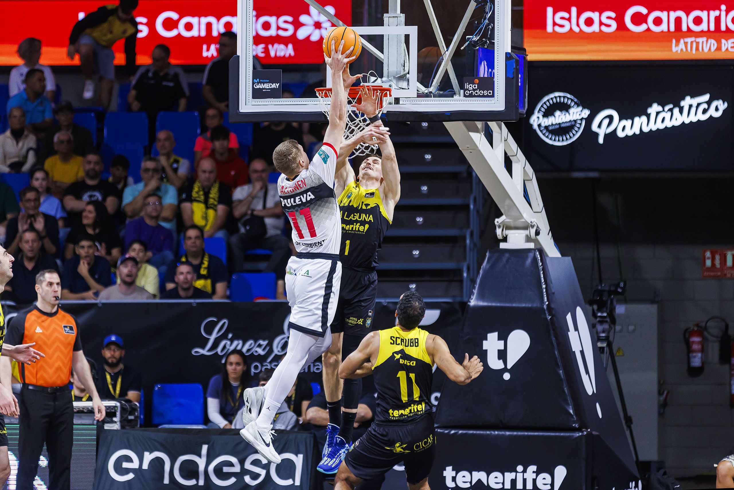 David Krämer en acción defensiva (acb Photo / Emilio Cobos)