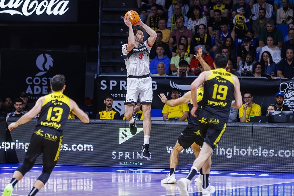 Acción de un partido entre Covirán Granada y La Laguna Tenerife (ACB MEDIA/EMILIO COBOS).