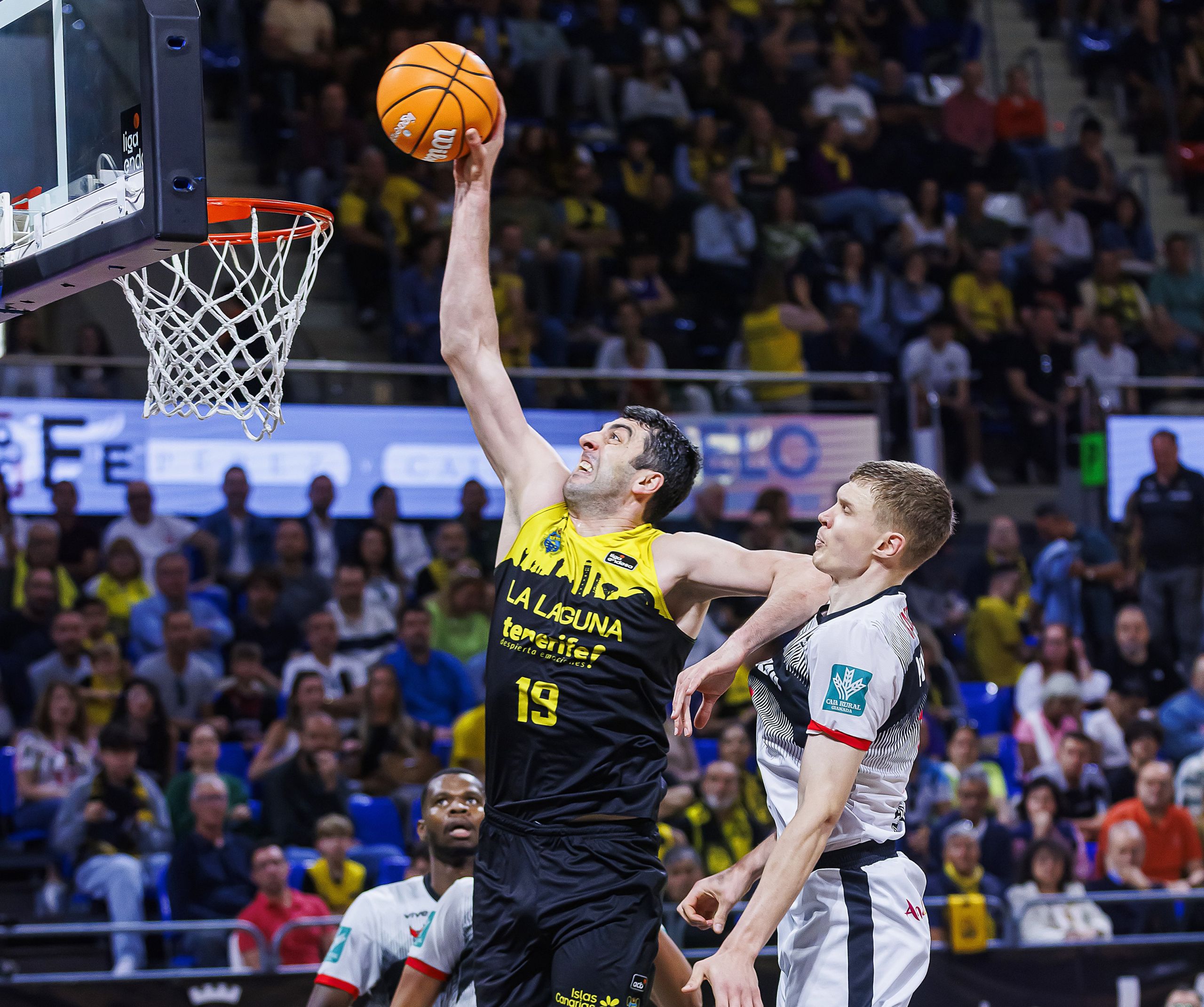 Shermadini haciendo un mate (acb Photo / Emilio Cobos)