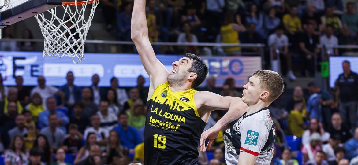 Shermadini haciendo un mate (acb Photo / Emilio Cobos)