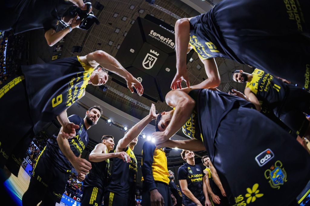 Jugadores de La Laguna Tenerife (ACB PHOTO)|Horario de los playoffs (@ACBCOM)