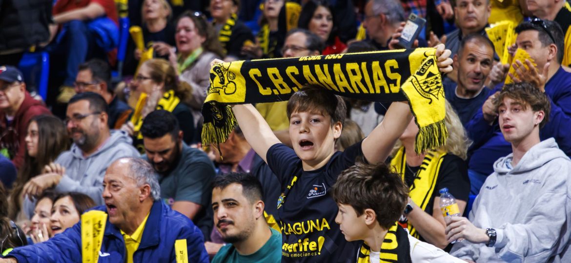 Afición aurinegra en el Santiago Martín (ACB Media / Emilio Cobos)