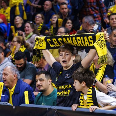 Afición aurinegra en el Santiago Martín (ACB Media / Emilio Cobos)