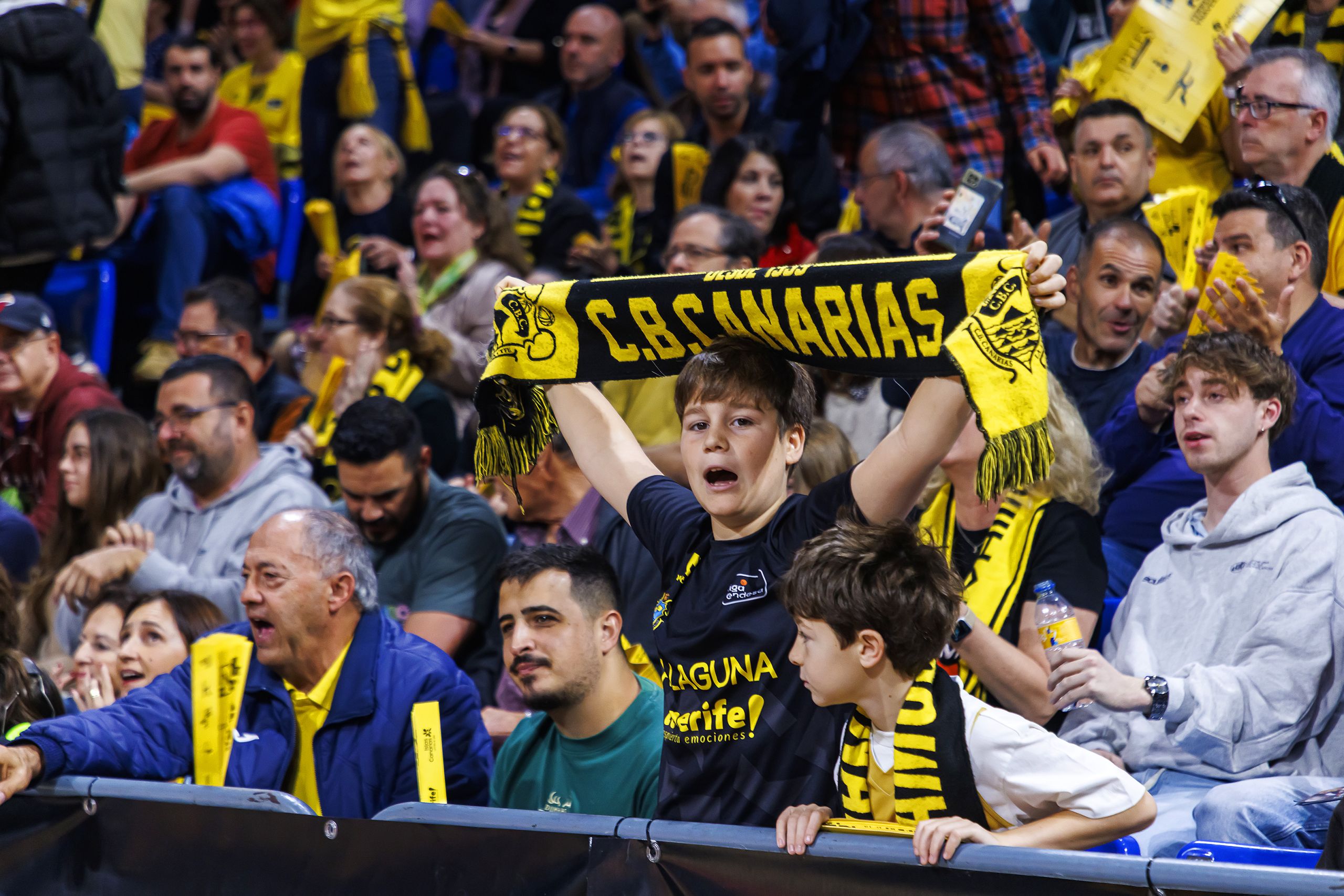 Afición aurinegra en el Santiago Martín (ACB Media / Emilio Cobos)