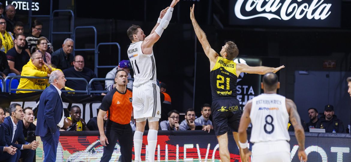 Abromaitis trata de taponar un lanzamiento de Hezonja (ACB Media)