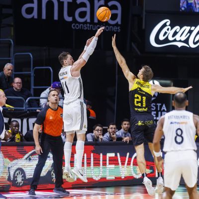 Abromaitis trata de taponar un lanzamiento de Hezonja (ACB Media)