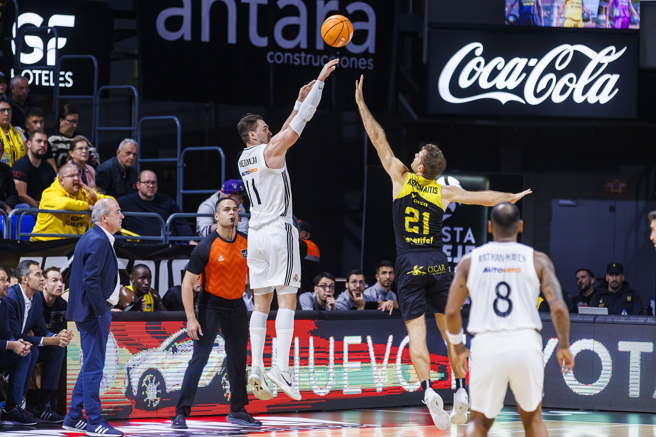Abromaitis trata de taponar un lanzamiento de Hezonja (ACB Media)