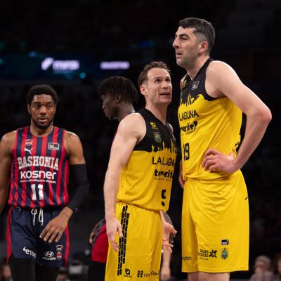 Marcelinho Huertas hablando con Gio Shermadini (ACB Media / Aitor Bouzo)