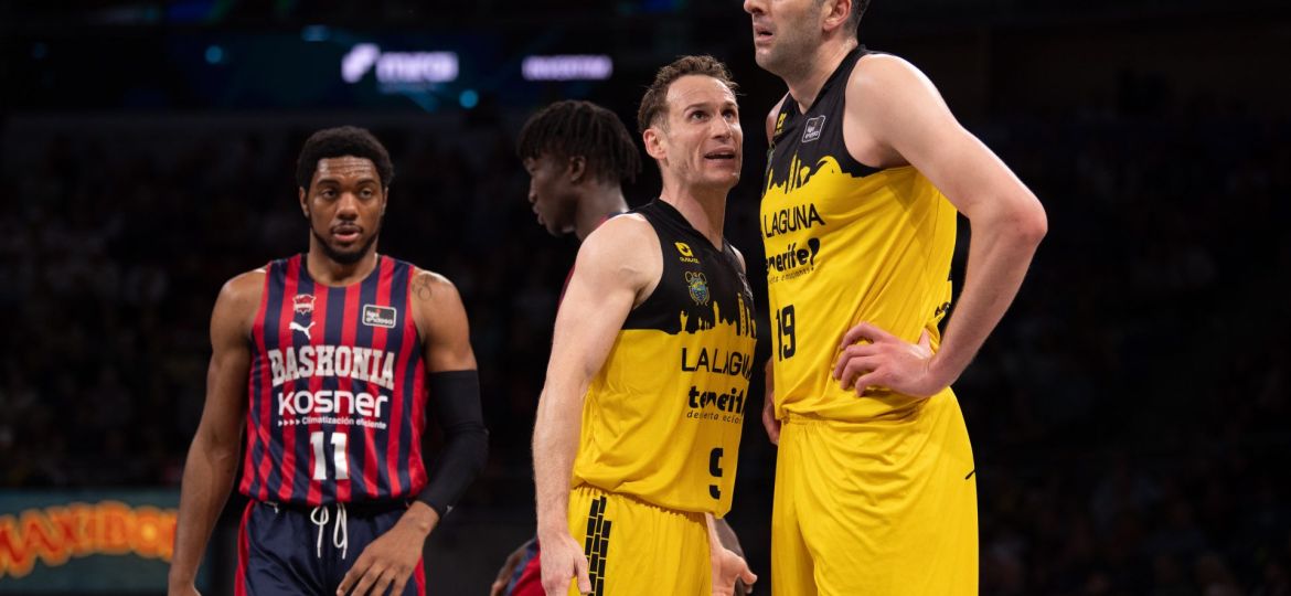 Marcelinho Huertas hablando con Gio Shermadini (ACB Media / Aitor Bouzo)
