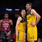 Marcelinho Huertas hablando con Gio Shermadini (ACB Media / Aitor Bouzo)