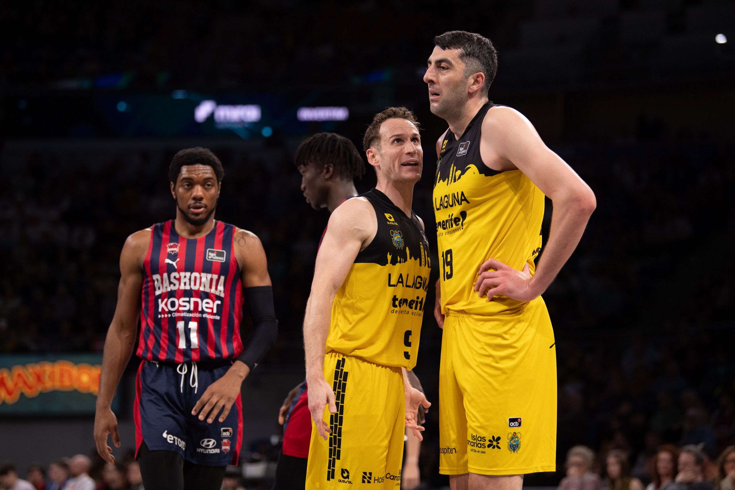 Marcelinho Huertas hablando con Gio Shermadini (ACB Media / Aitor Bouzo)