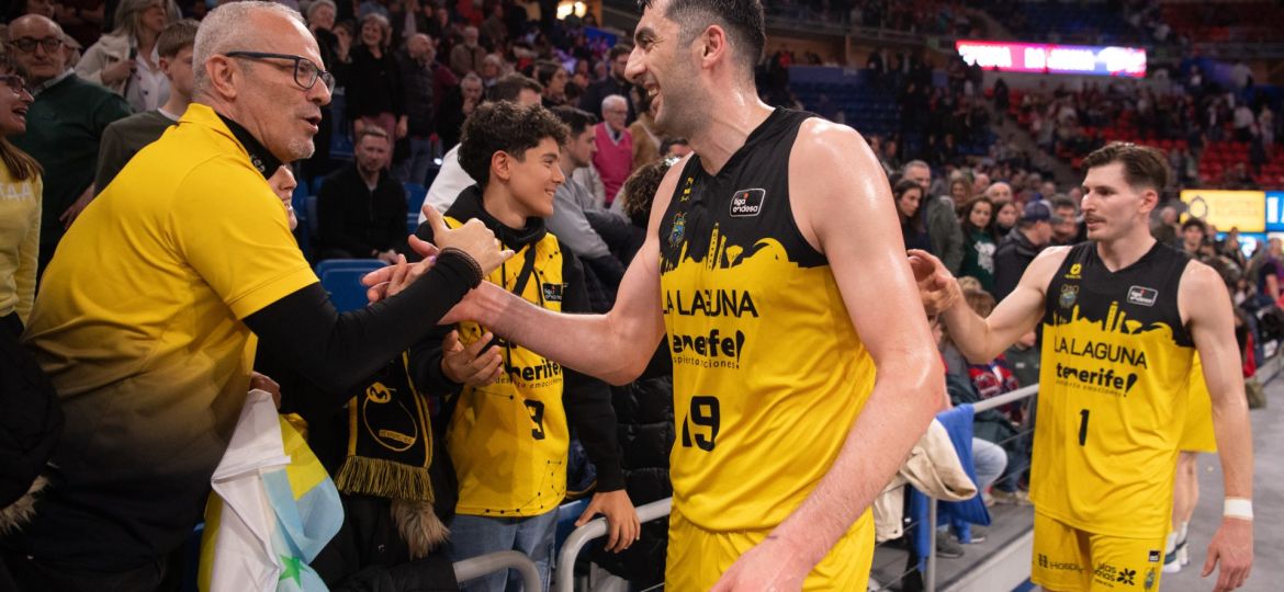 Los aurinegros celebran el triunfo con sus aficionados (ACB Media)