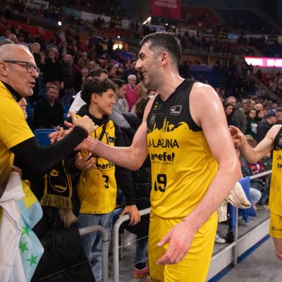 Los aurinegros celebran el triunfo con sus aficionados (ACB Media)