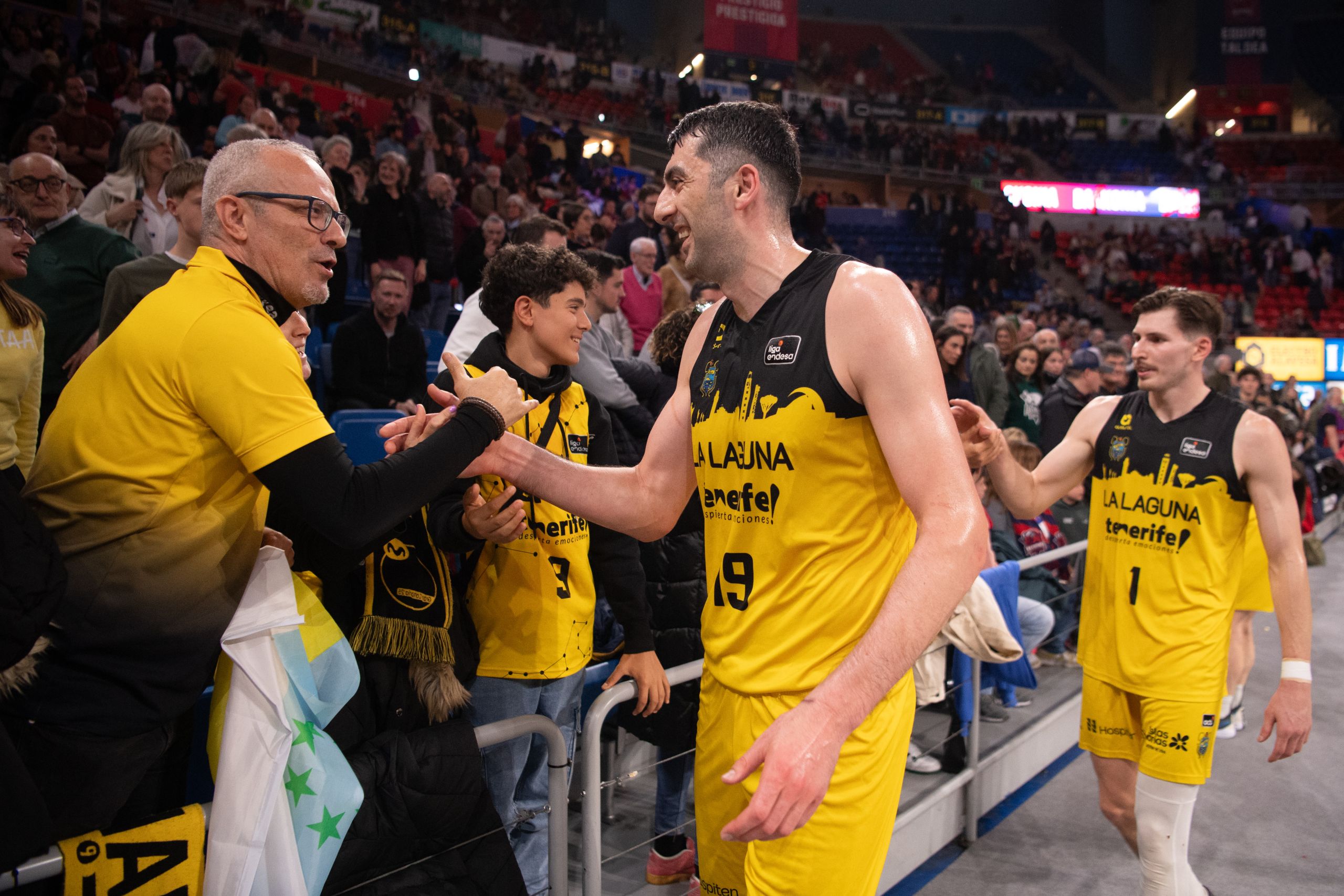 Los aurinegros celebran el triunfo con sus aficionados (ACB Media)