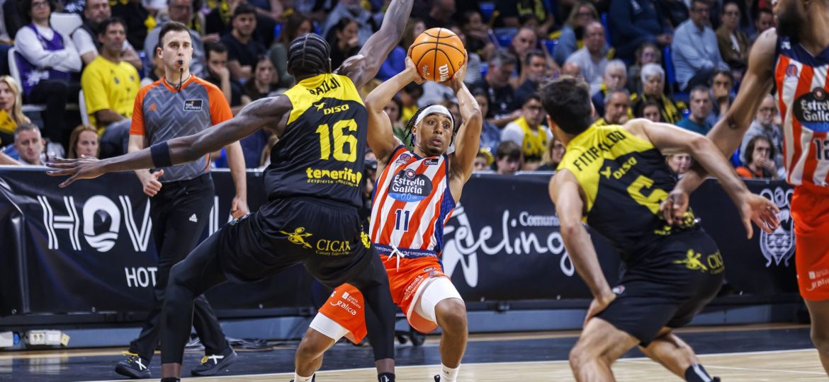 Ibou Badji en una acción defensiva contra el Leyma Coruña (ACB Media / Emilio Cobos)