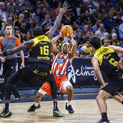 Ibou Badji en una acción defensiva contra el Leyma Coruña (ACB Media / Emilio Cobos)