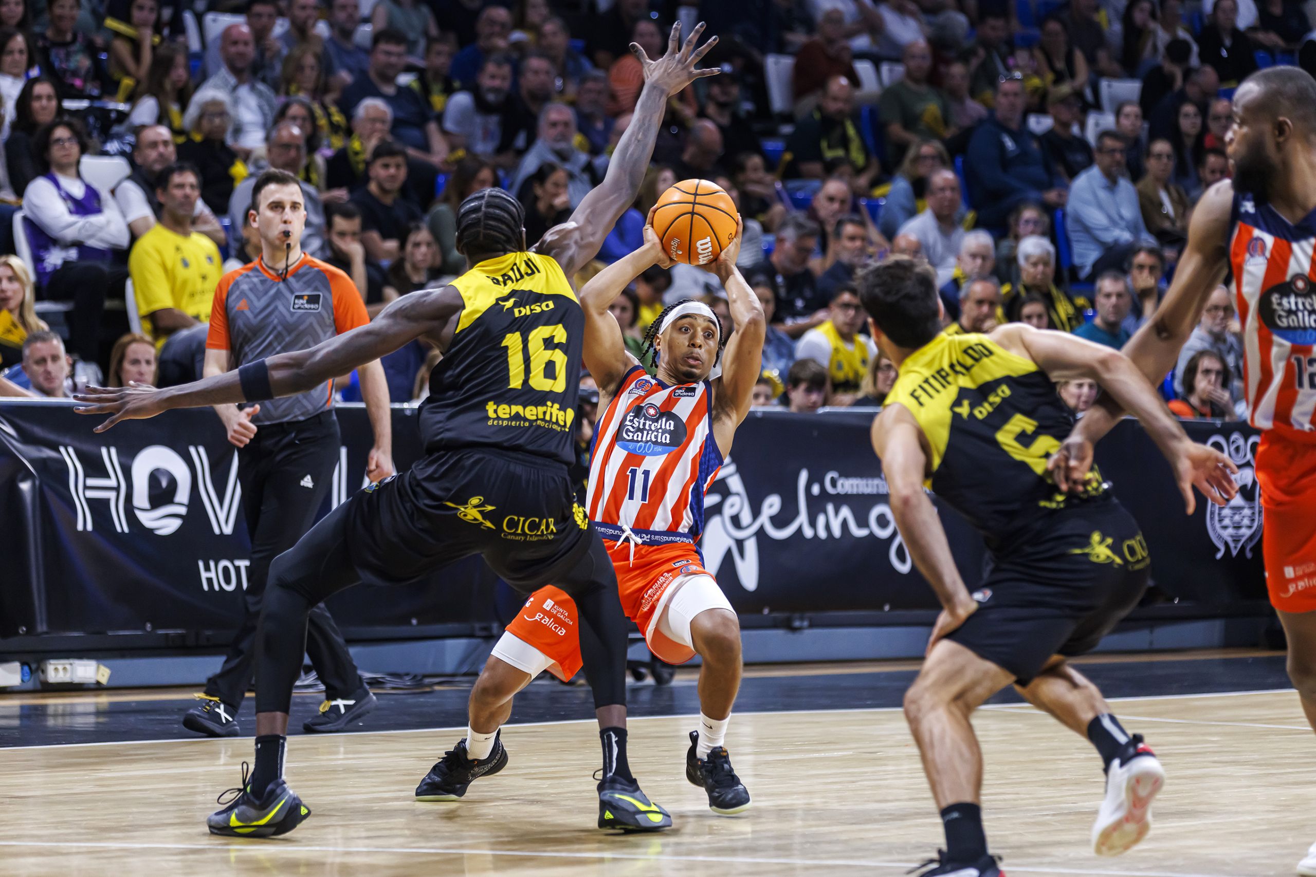 Ibou Badji en una acción defensiva contra el Leyma Coruña (ACB Media / Emilio Cobos)