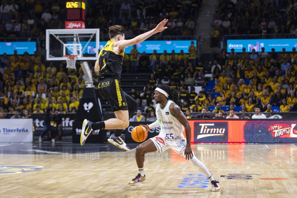 Kendrick Perry hace volar a David Krämer (ACB Media)