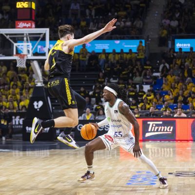 Kendrick Perry hace volar a David Krämer (ACB Media)