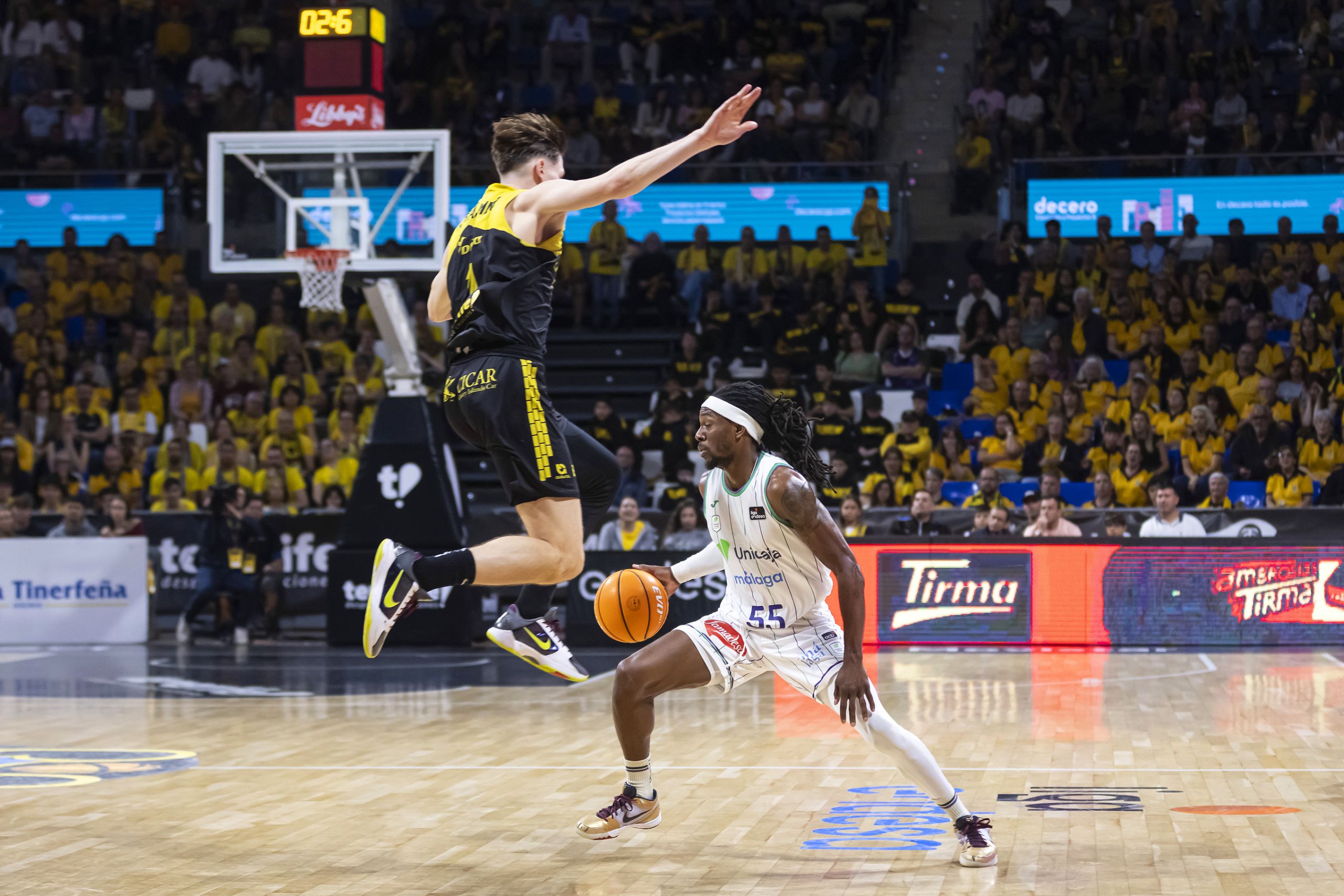 Kendrick Perry hace volar a David Krämer (ACB Media)