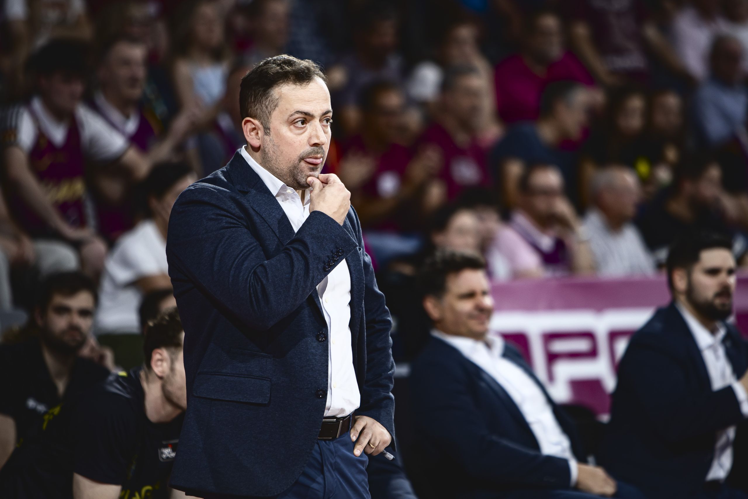 Juan Gatti dirigiendo a La Laguna Tenerife (acb Photo / Pol Puertas)