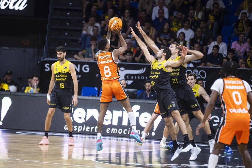 Una jugada del Valencia - Canarias (ACB MEDIA/EMILIO COBOS).