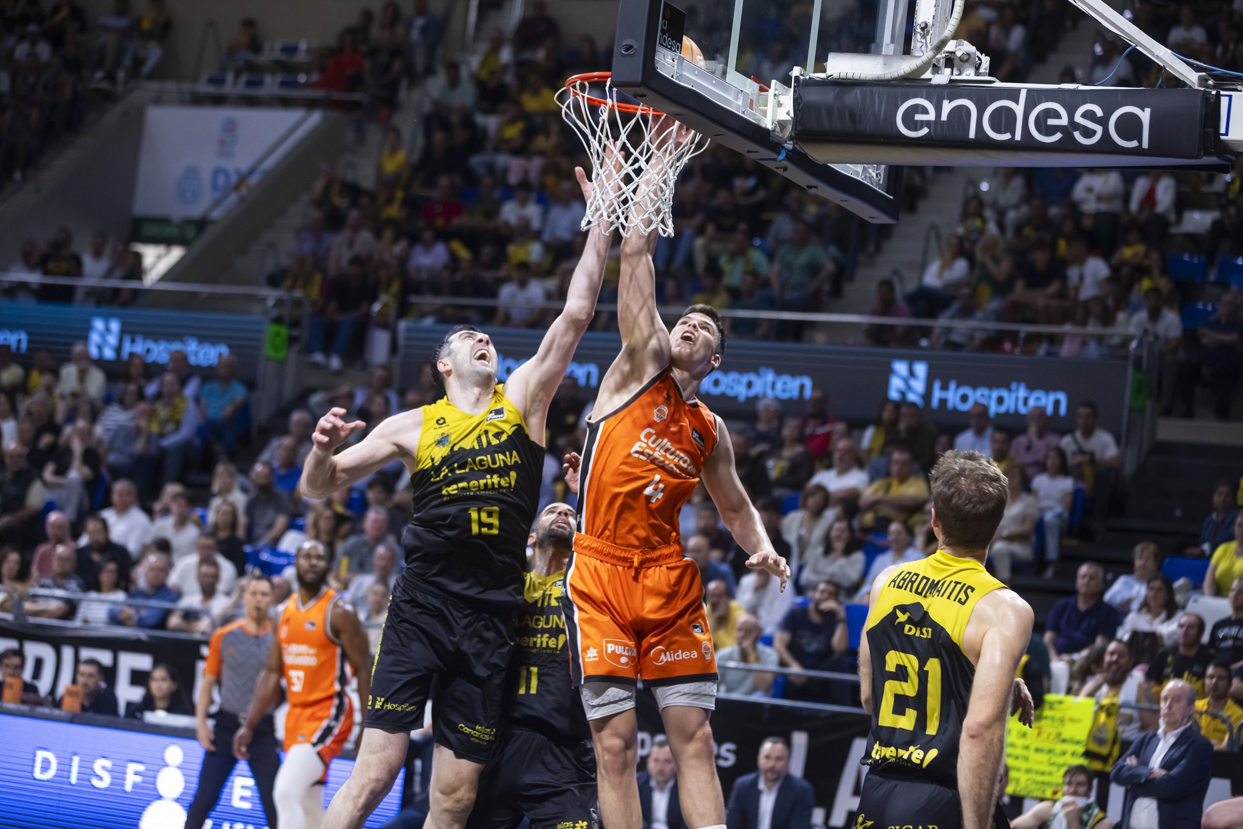 Shermadini trata de evitar un mate de Pradilla (ACB Media)
