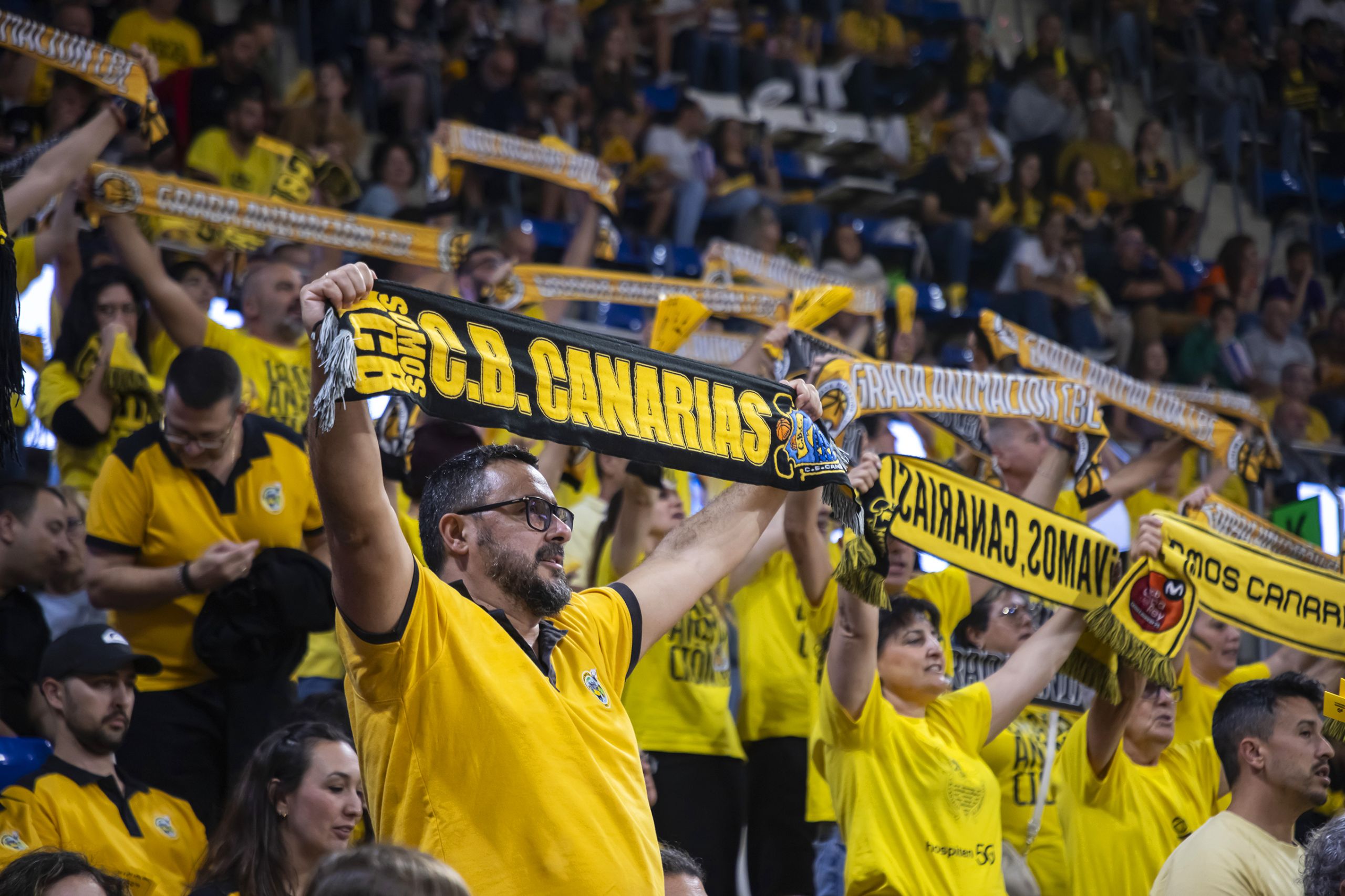 Afición aurinegra en el Santiago Martín (ACB Media / Emilio Cobos)