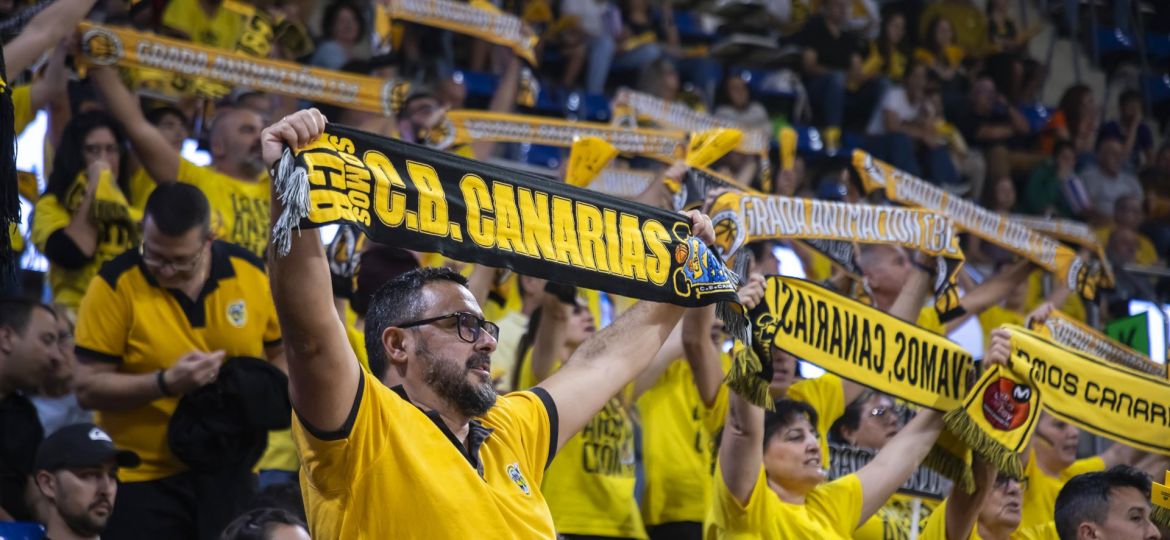 Afición aurinegra en el Santiago Martín (ACB Media / Emilio Cobos)