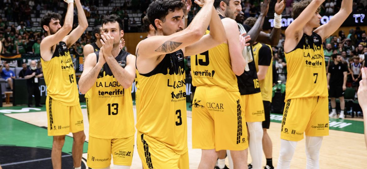 Los aurinegros celebran el pase a semis en Badalona (ACB Media / David Grau)