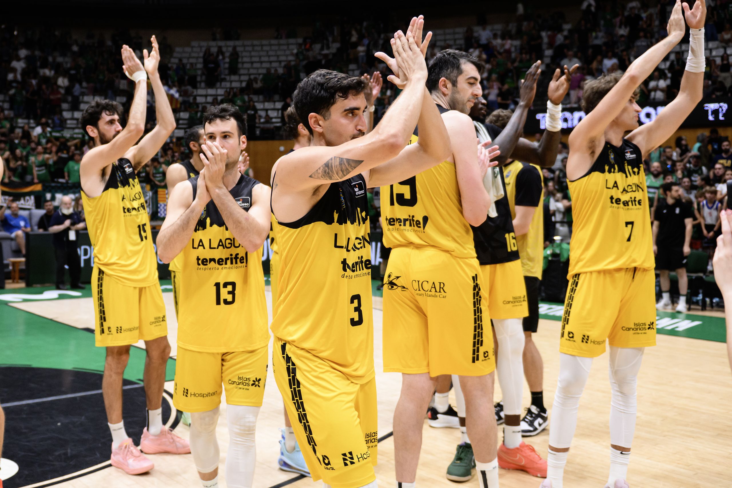 Los aurinegros celebran el pase a semis en Badalona (ACB Media / David Grau)