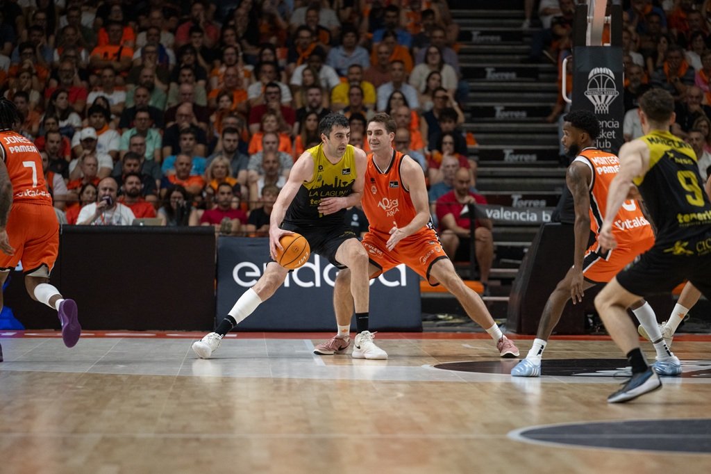 Gio Shermadini protege el balón en la pintura (ACB PHOTO - JOSÉ MANUEL CASARES).