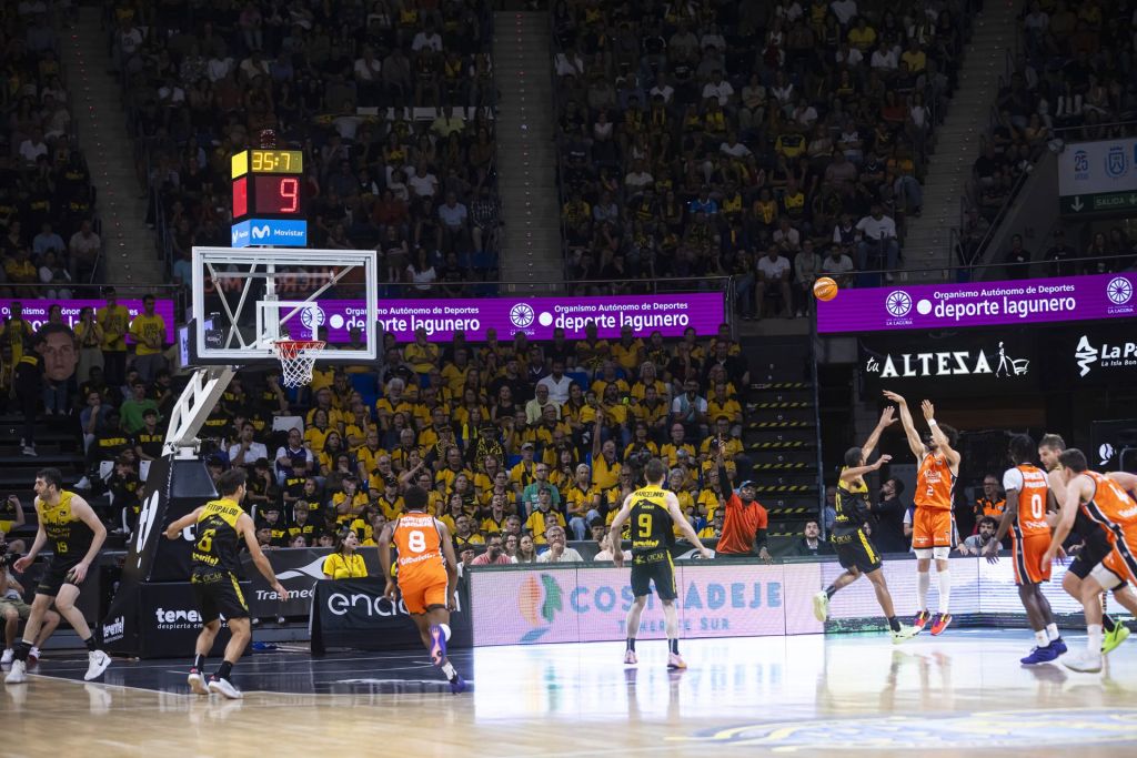 Imagen del La Laguna Tenerife- Valencia Basket (EMILIO COBOS- ACB PHOTO)