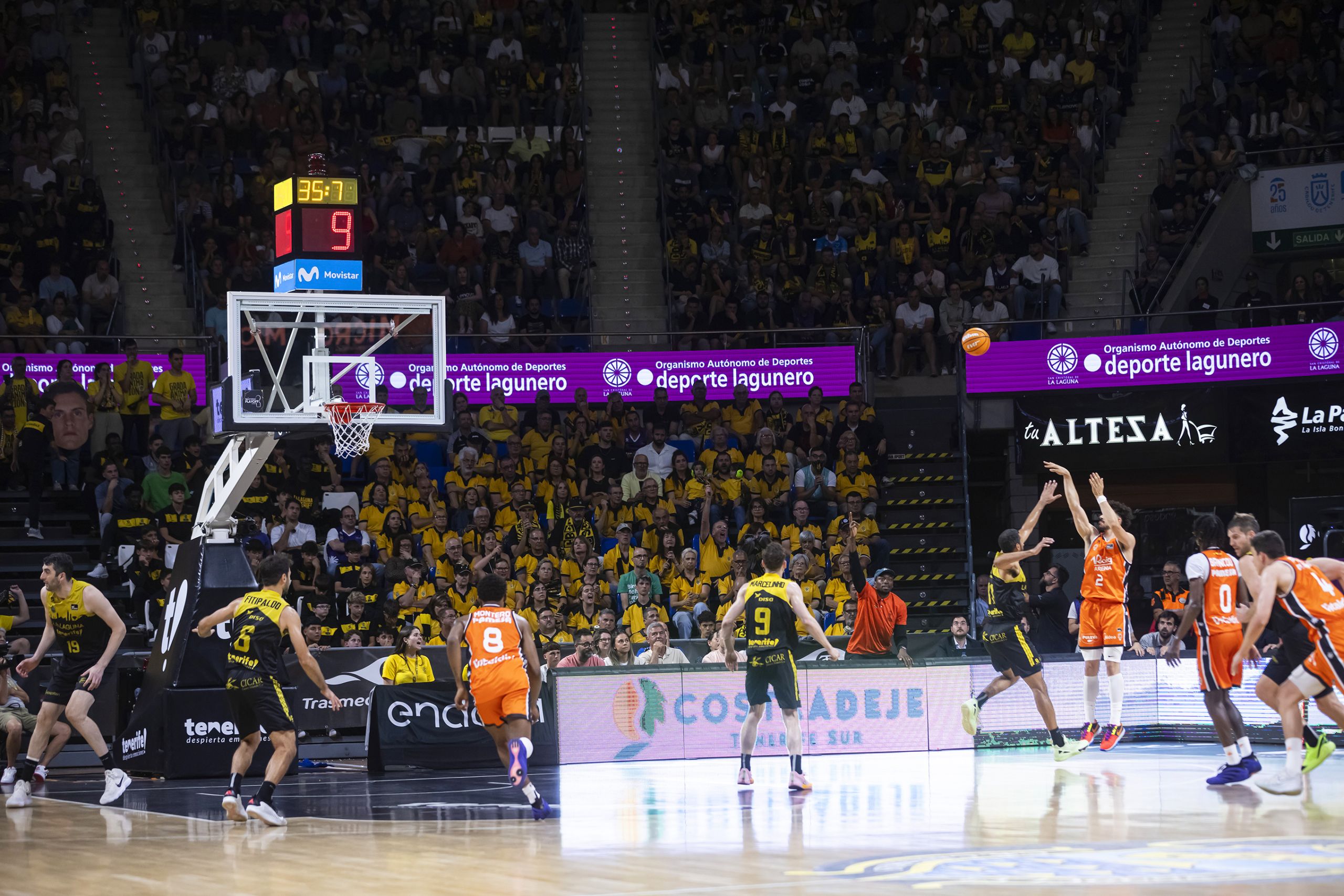 Imagen del La Laguna Tenerife- Valencia Basket (EMILIO COBOS- ACB PHOTO)