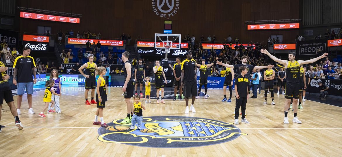 Los jugadores de La Laguna Tenerife tras el último partido de la temporada (ACB Media / Emilio Cobos)|Datos de la temporada aurinegra (CEDIDA)