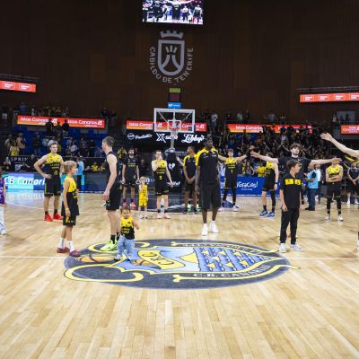 Los jugadores de La Laguna Tenerife tras el último partido de la temporada (ACB Media / Emilio Cobos)|Datos de la temporada aurinegra (CEDIDA)