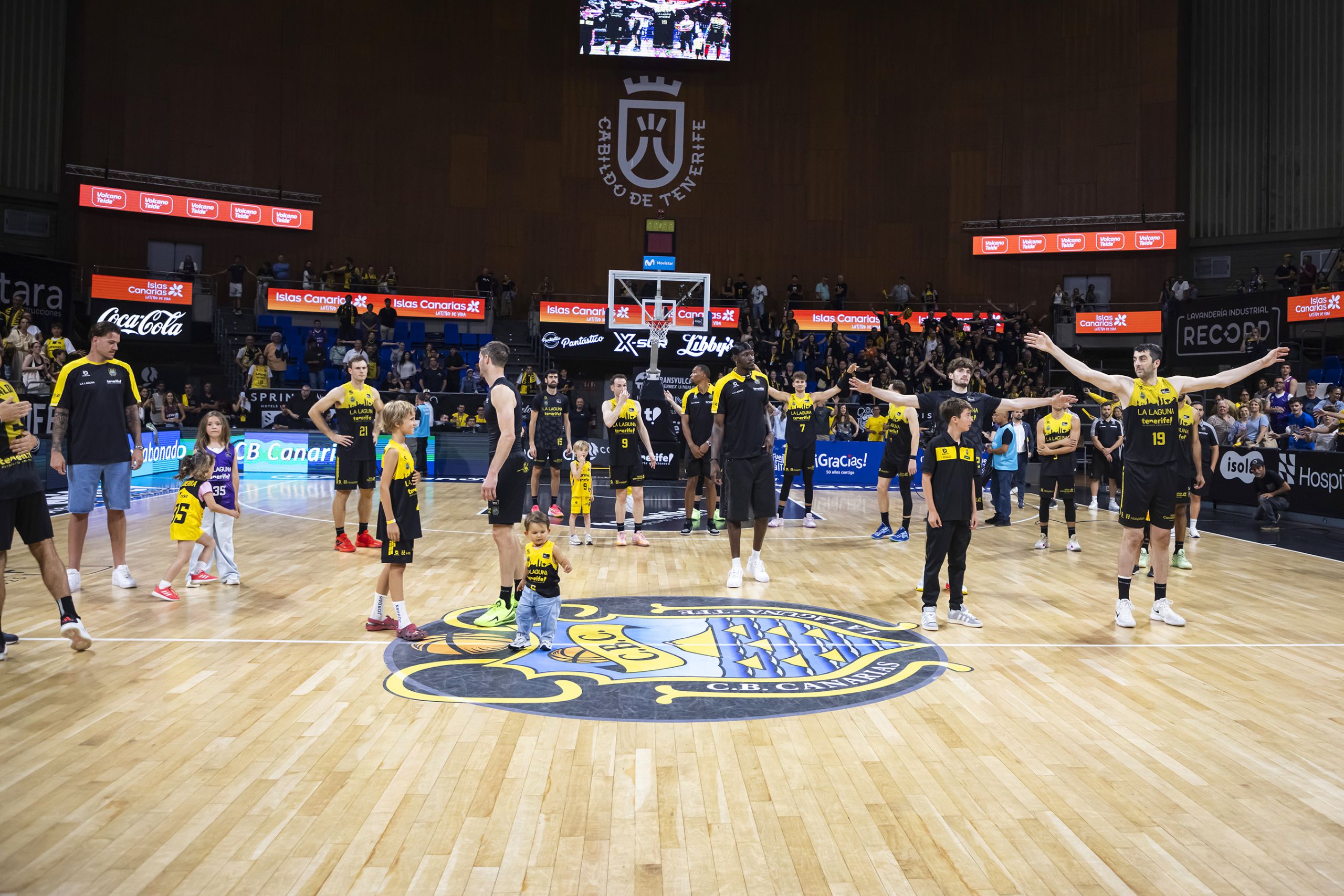 Los jugadores de La Laguna Tenerife tras el último partido de la temporada (ACB Media / Emilio Cobos)