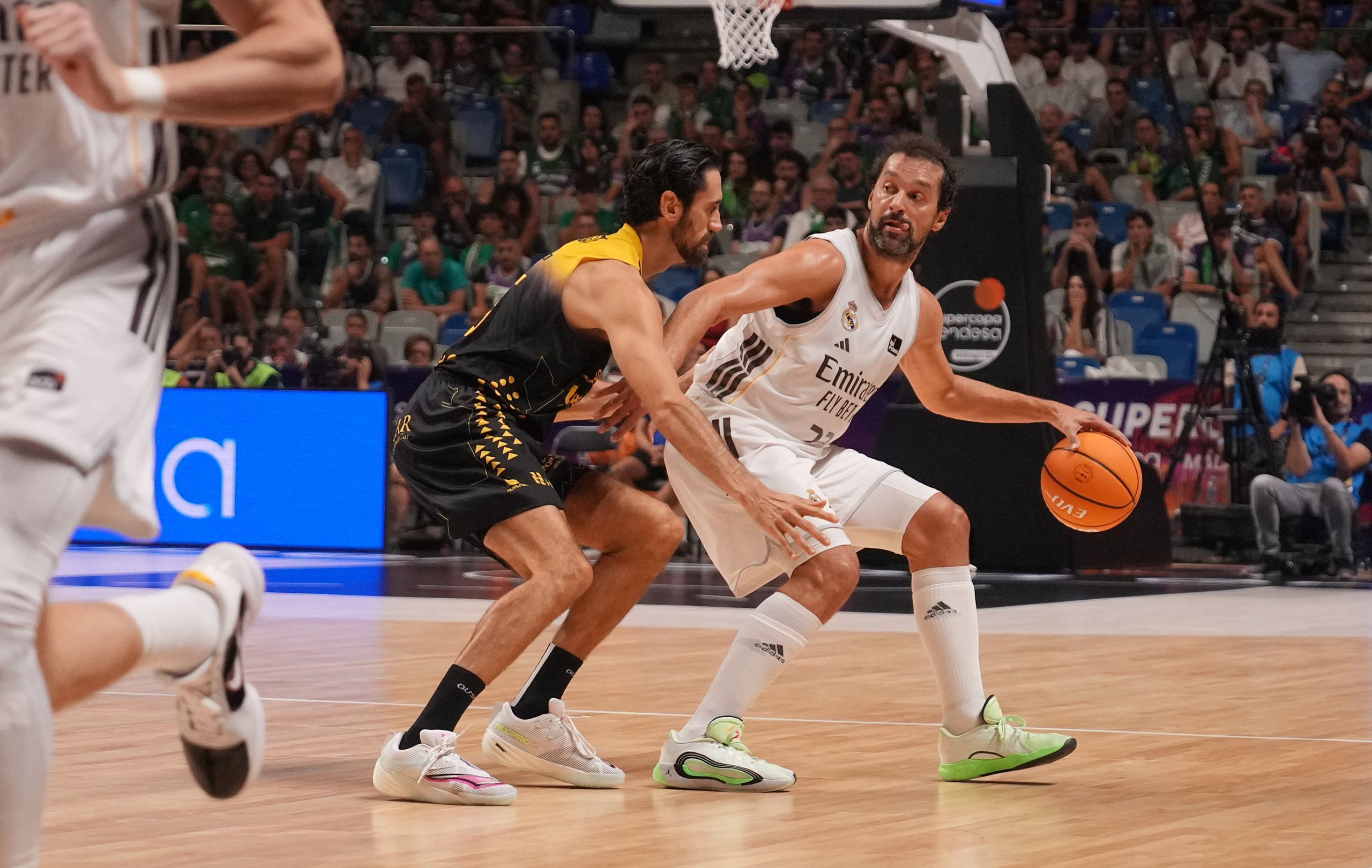 Joan Sastre defendiendo a Sergio Llull en la Supercopa (ACB Media / Mariano Pozo)