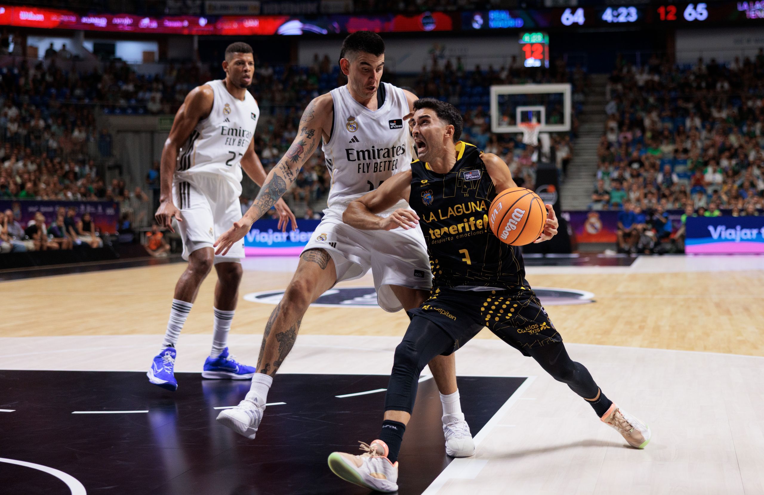 Jaime Fernández ante Gaby Deck en la Supercopa (ACB Media / Aritz Arrizabalaga)