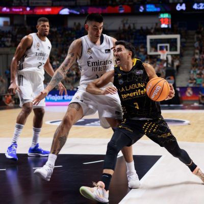 Jaime Fernández ante Gaby Deck en la Supercopa (ACB Media / Aritz Arrizabalaga)