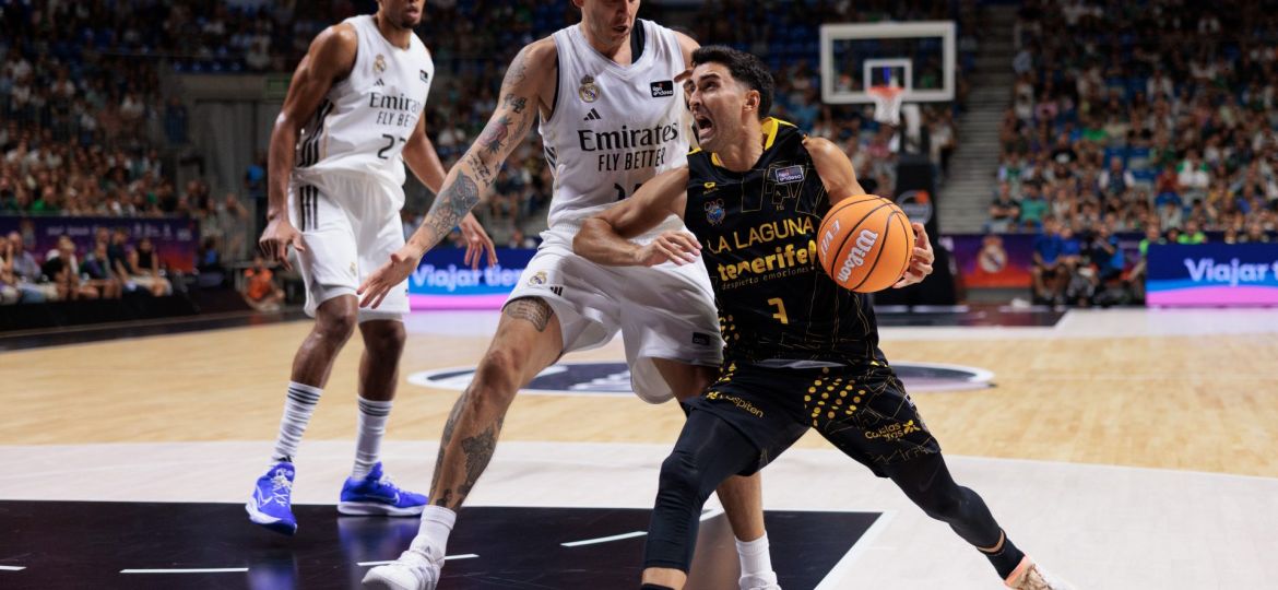 Jaime Fernández ante Gaby Deck en la Supercopa (ACB Media / Aritz Arrizabalaga)