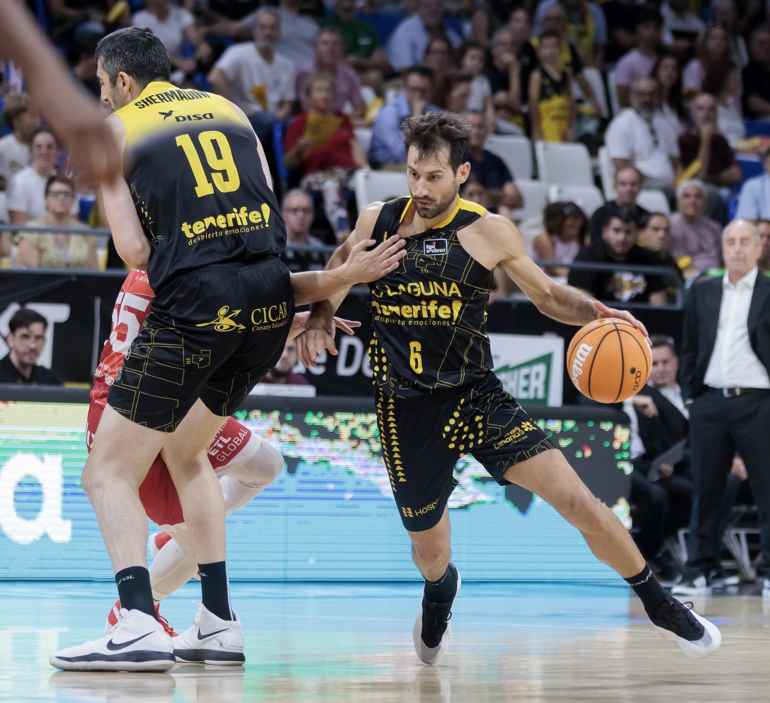 Bruno Fitipaldo utilizando el bloqueo de Shermadini (ACB Media / Emilio Cobos)